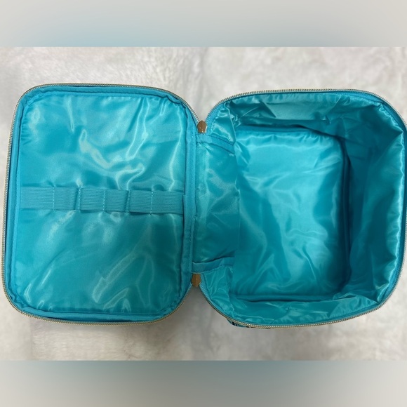 👜Host Pick👜  Lilly Pulitzer Vanity Cosmetic Case Lilly’s Roadtrip - Picture 7 of 8